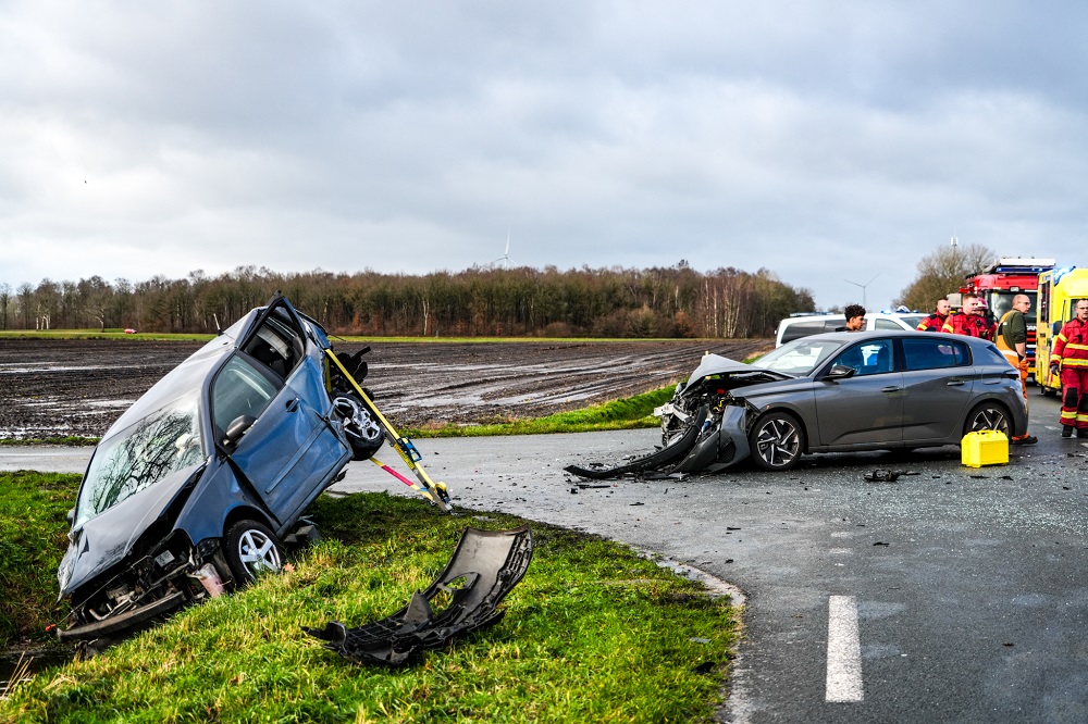 Traumahelikopter geland na flinke botsing, meerdere slachtoffers