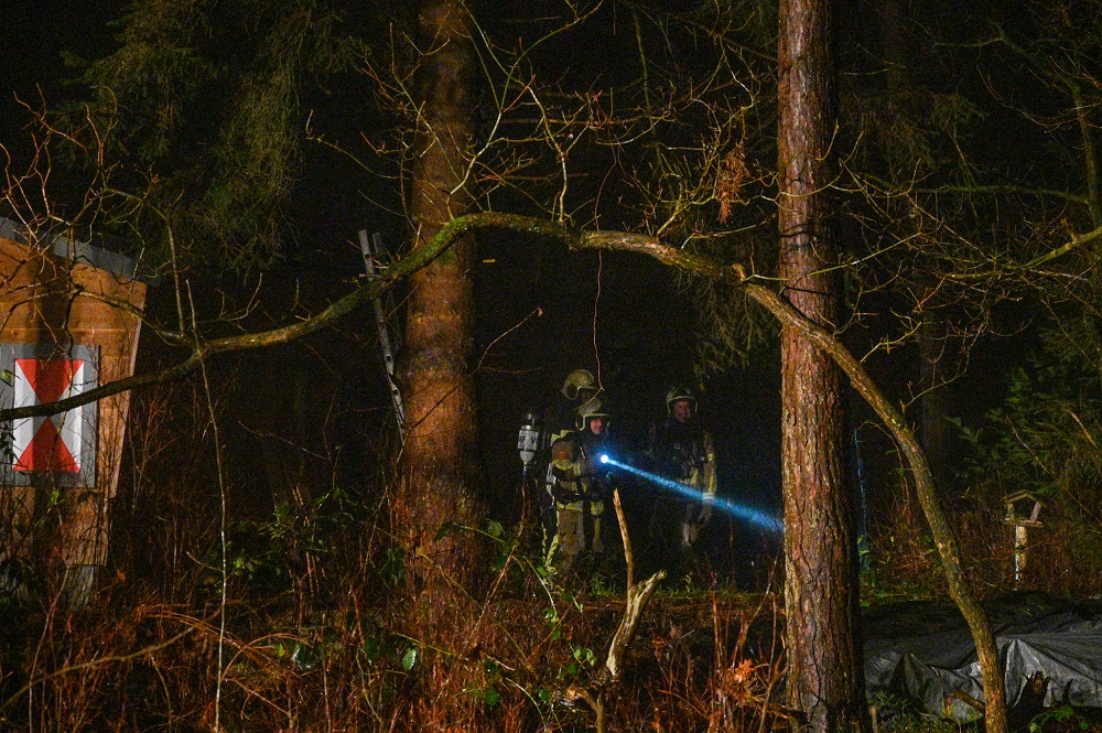 Brandweer heeft moeite om bij brandende chalet te komen