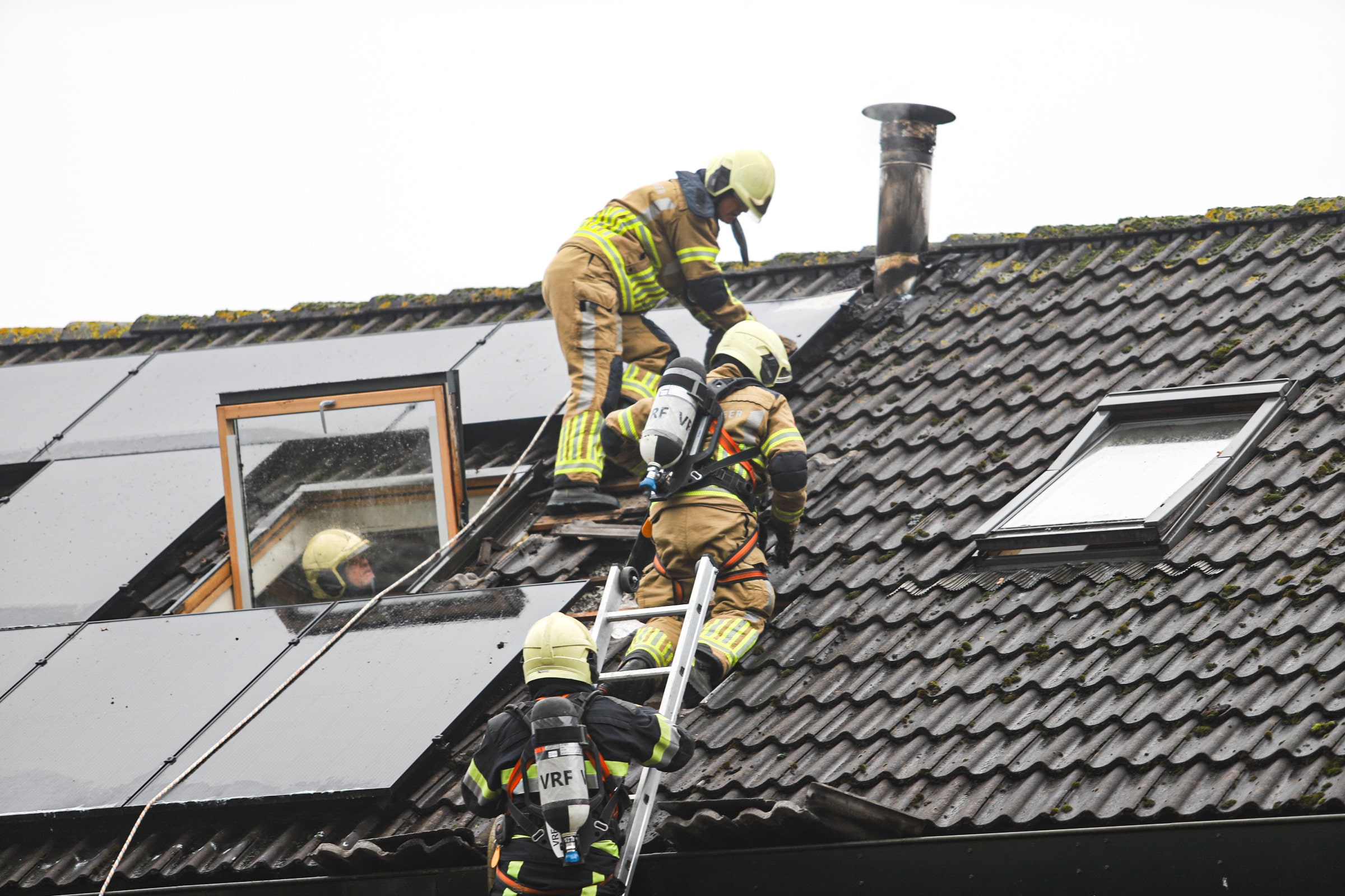 Schoorsteenbrand slaat over naar dak en richt veel schade aan