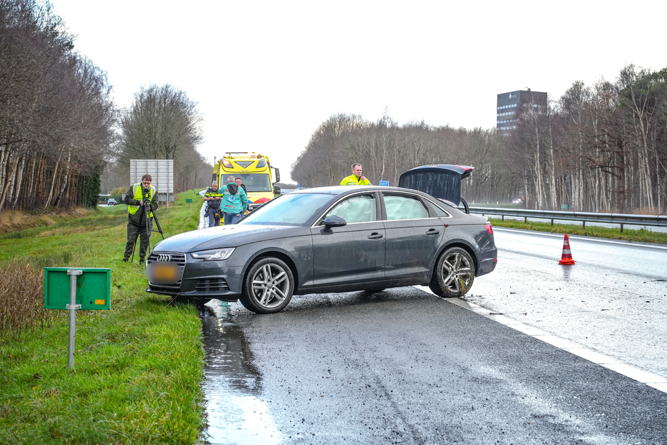 Auto botst tegen vangrail op A28 bij Assen