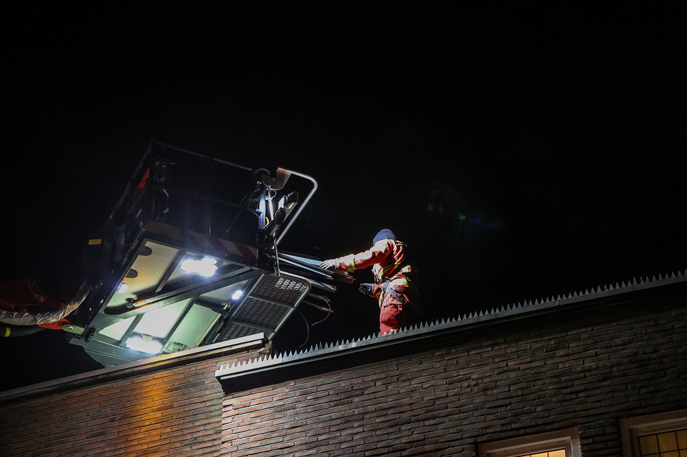 Brandweer haalt losliggende zonnepanelen van dak