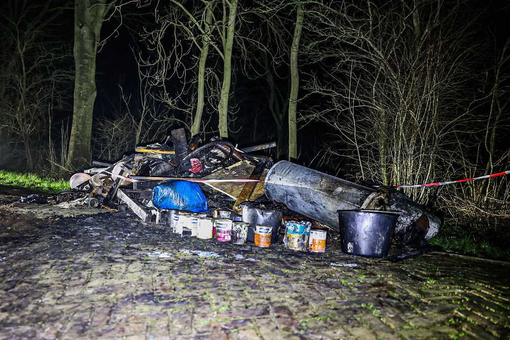 Aanhanger met vermoedelijk drugsafval in brand gestoken