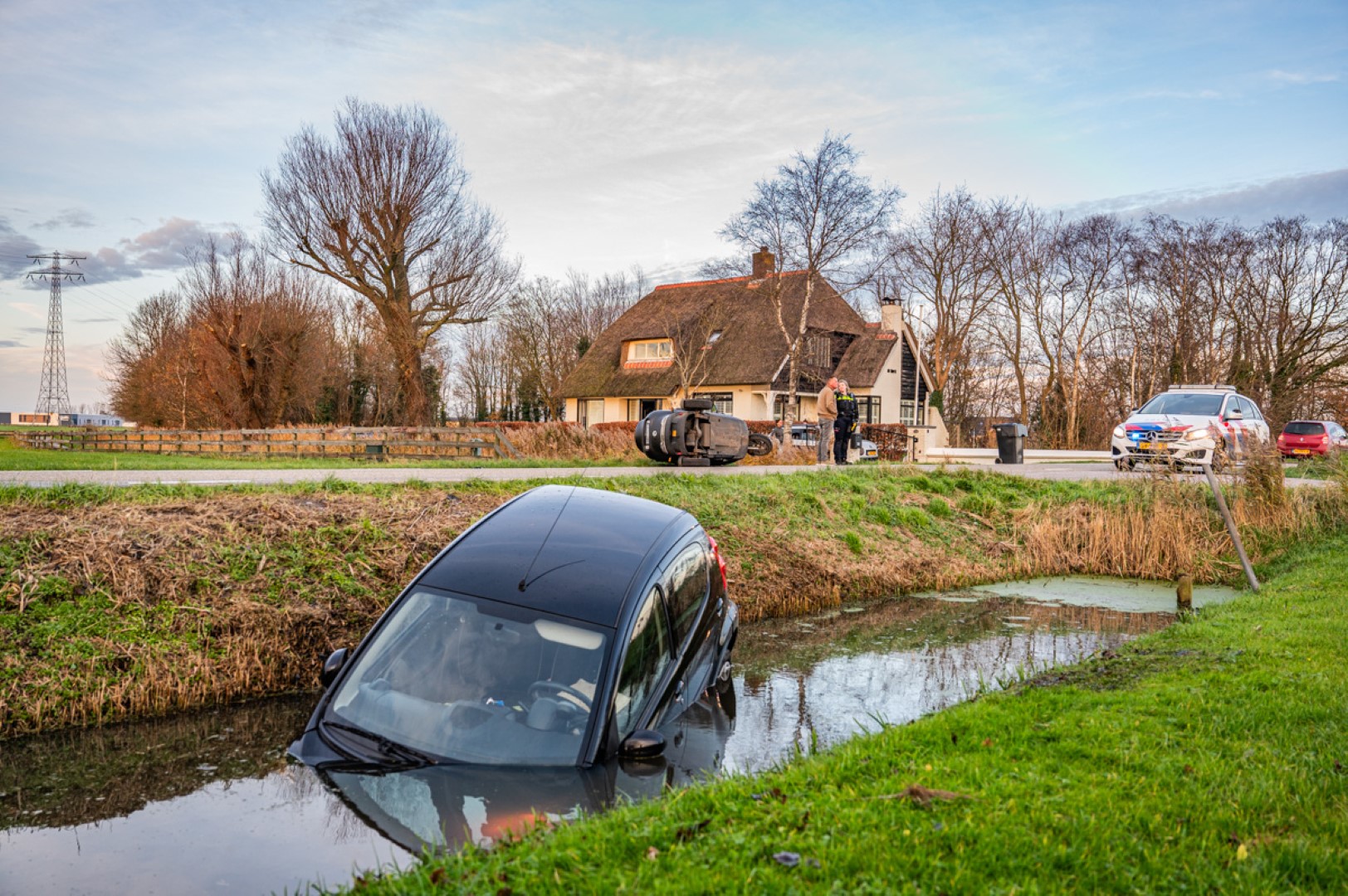 Vrouw (99) belandt met auto in de sloot bij ongeval