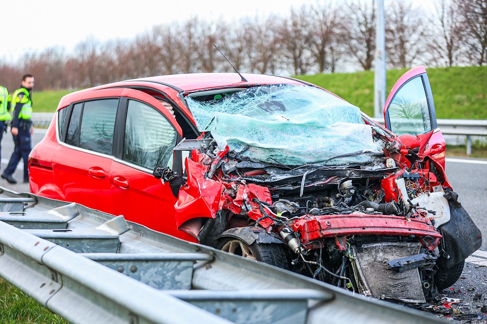 Automobilist gewond na botsing met pijlwagen