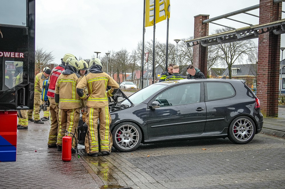 Brandweer uitgerukt voor autobrand bij supermarkt