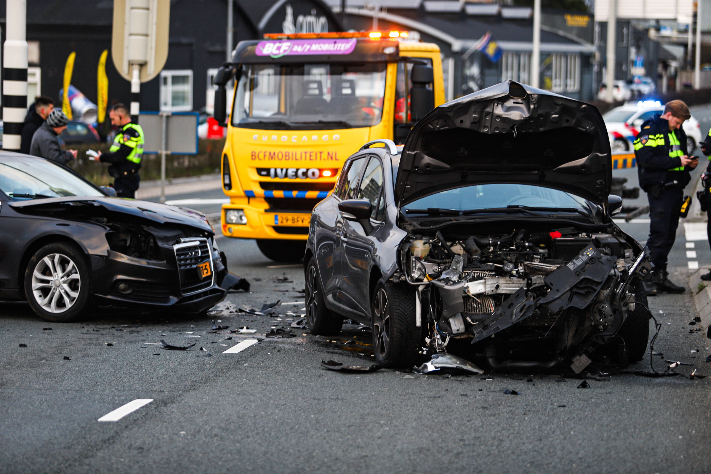 Veel schade na ongeval, weg deels afgesloten
