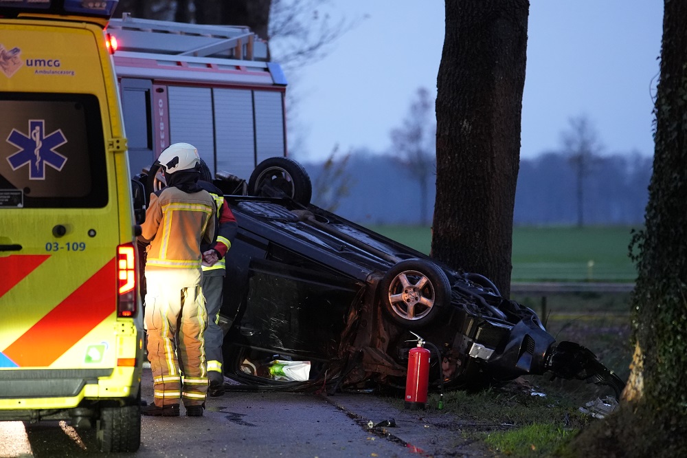 Auto op z’n dak na botsing met tractor