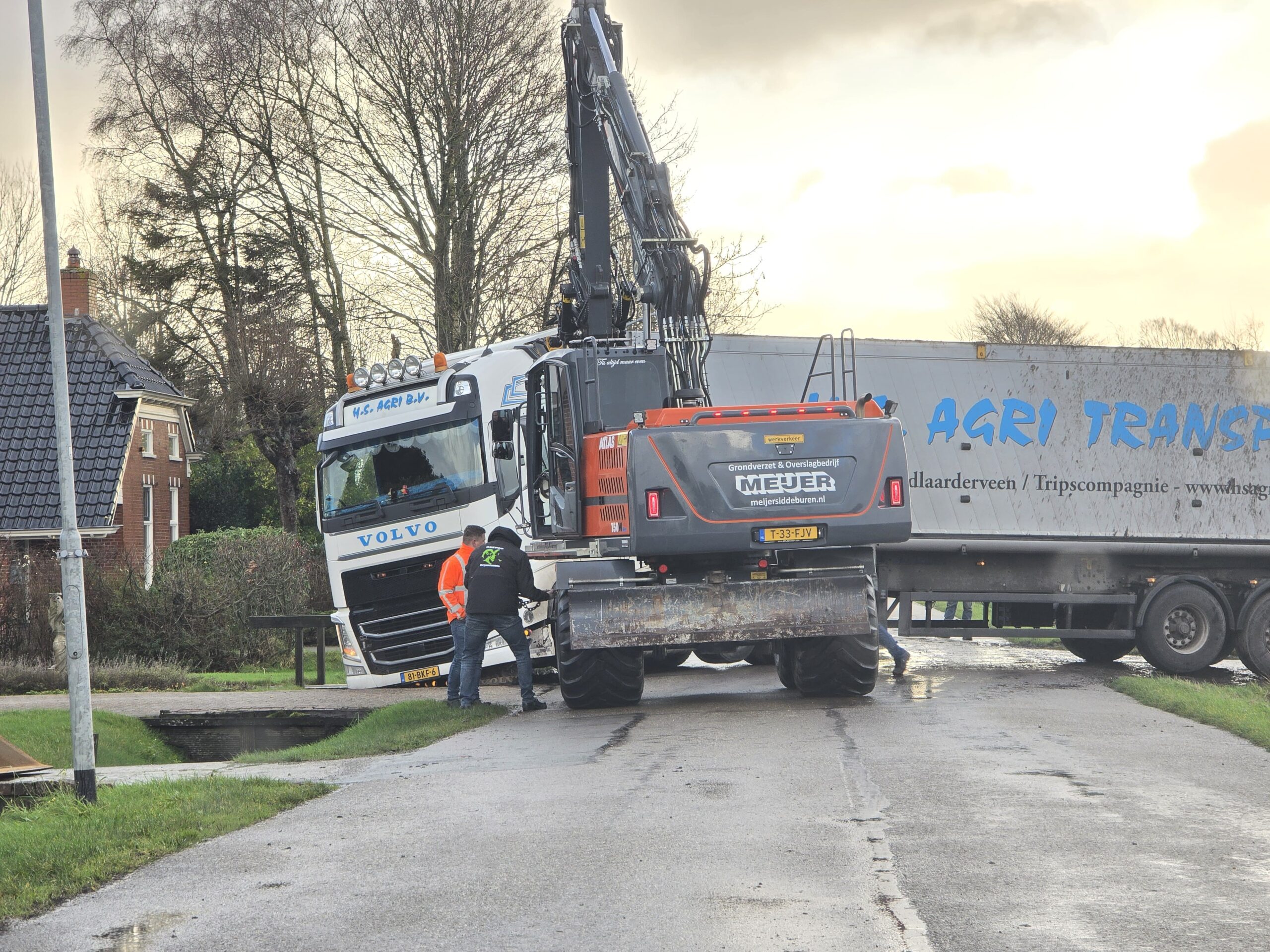 Vrachtwagen met suikerbieten vast in berm