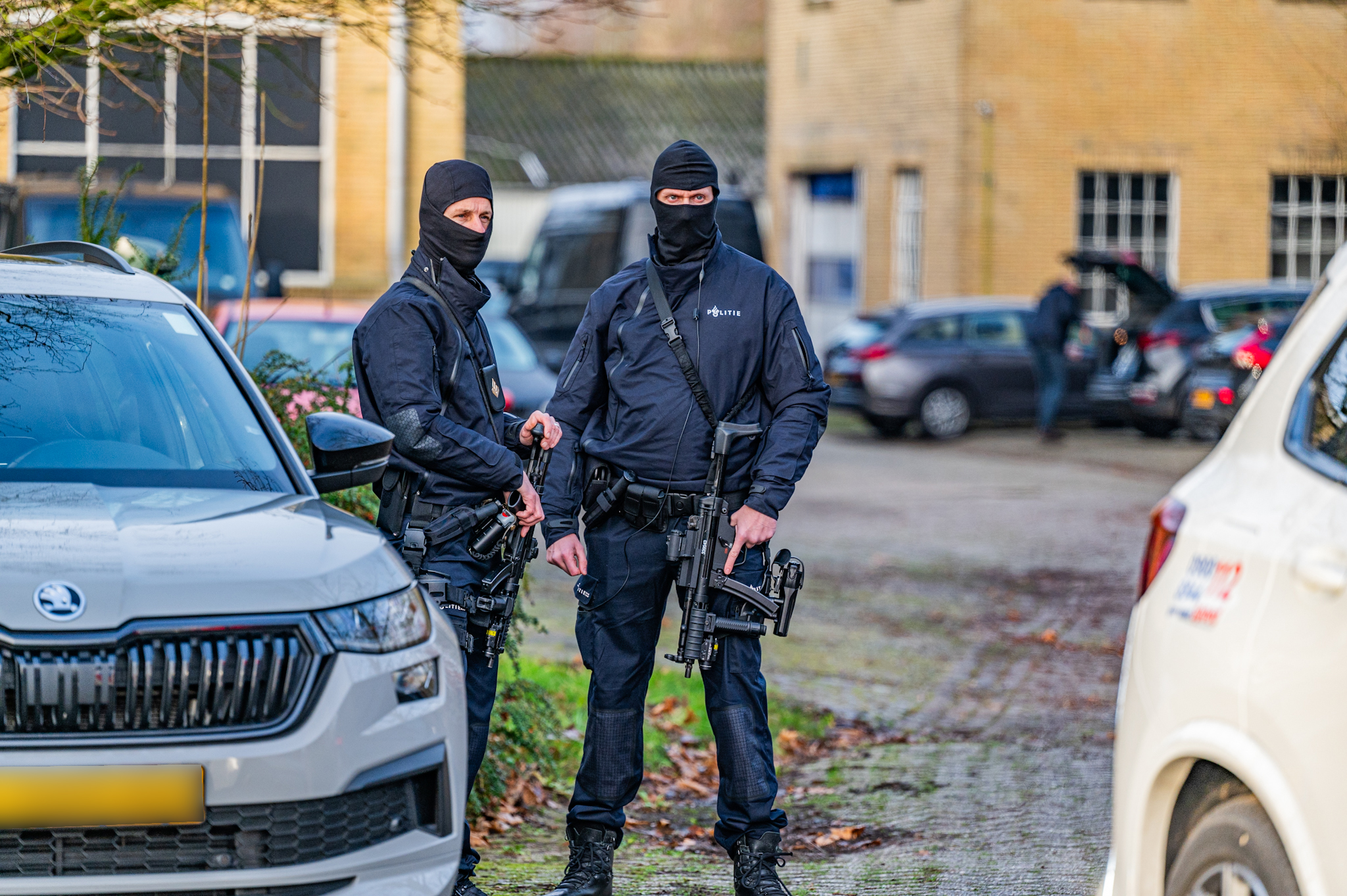 Grote politie-inzet voor inval in bedrijfspand