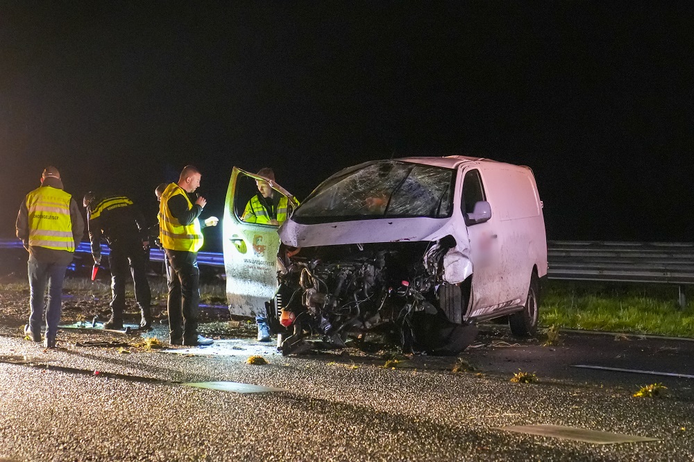 Snelweg dicht nadat bestelbus over de kop slaat op snelweg, bestuurder gewond