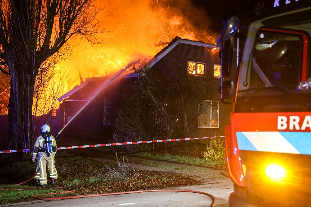 VIDEO: Woning volledig verwoest door uitslaande brand