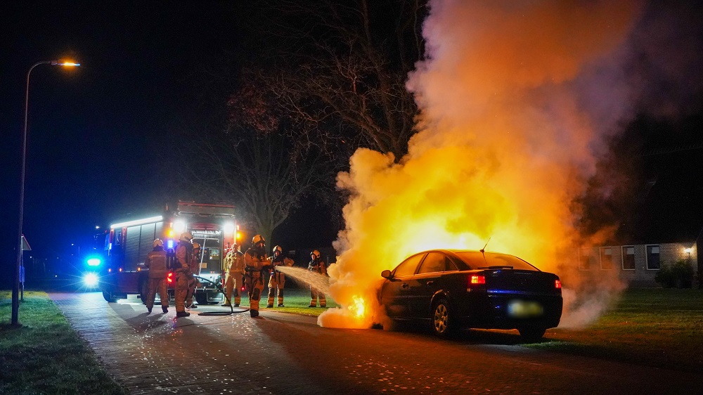 Auto vliegt tijdens het rijden in brand, inzittenden op tijd eruit