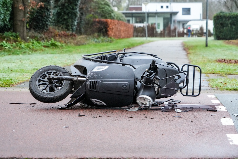 Scooterrijdster gewond na botsing tegen auto