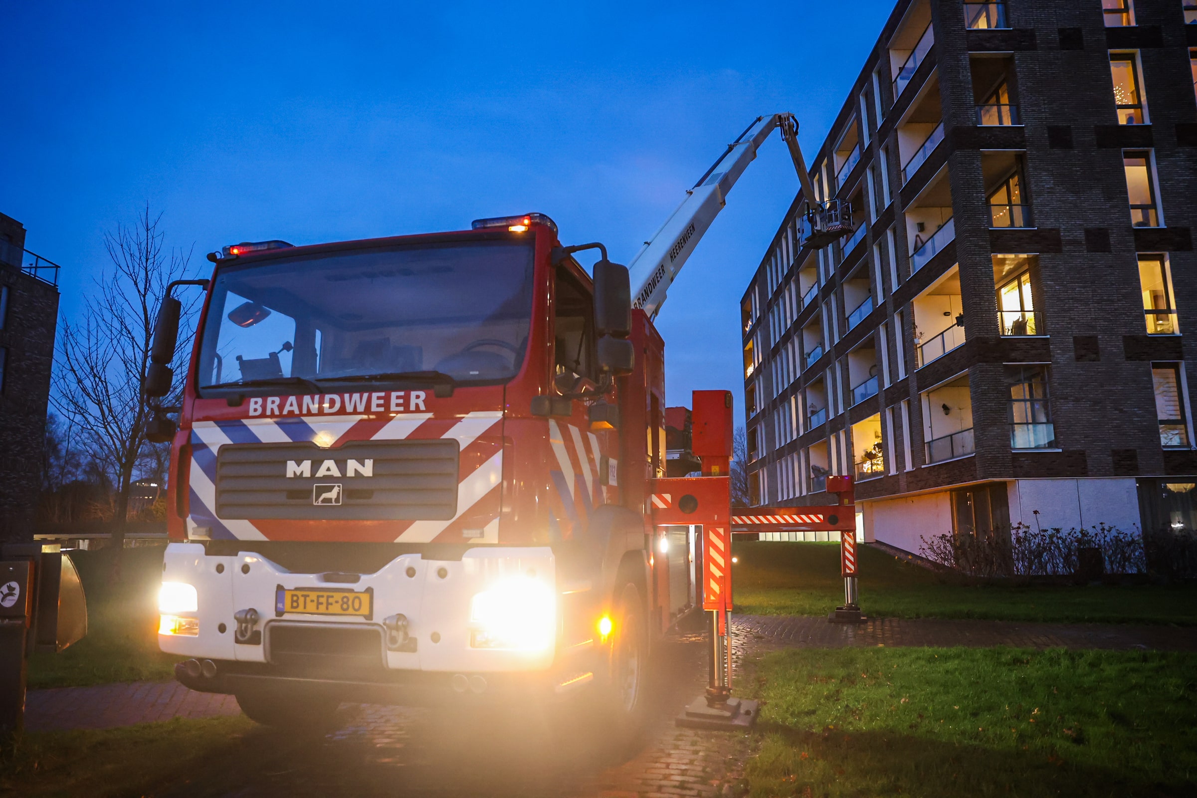 Bewoner wooncomplex sluit zich buiten, brandweer schiet te hulp