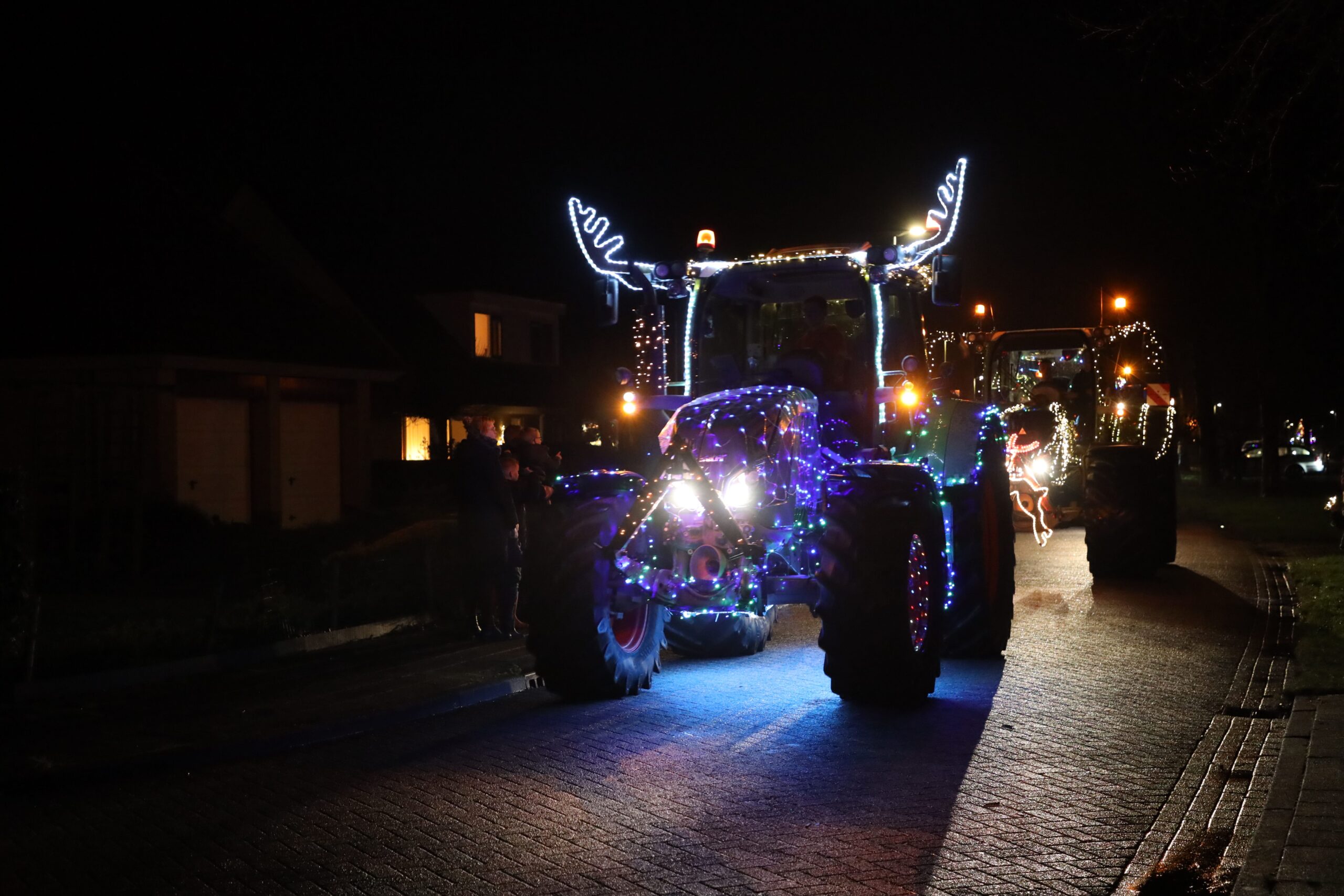 Verlichte trekkertocht trekt veel bekijks