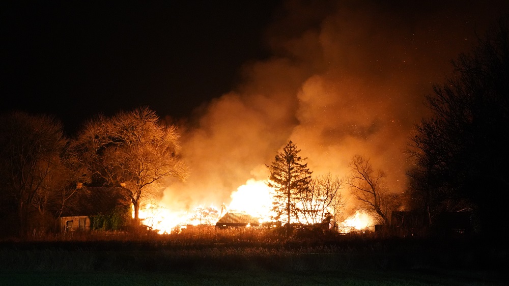 Leegstaande boerderij volledig uitgebrand