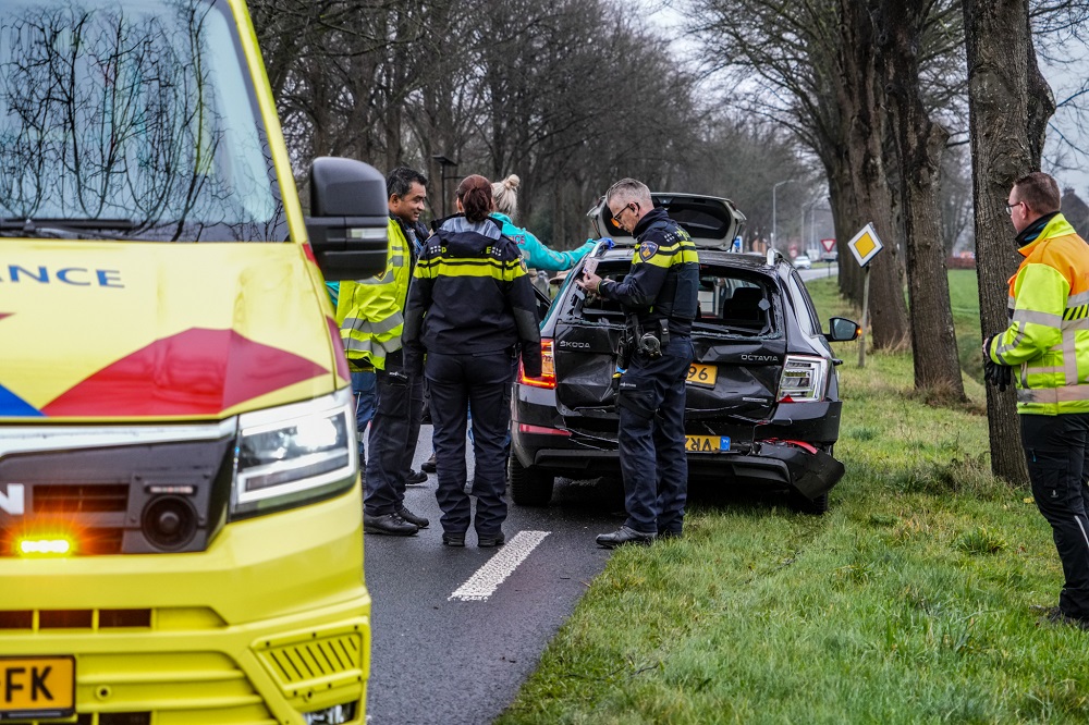 Bakwagen botst achterop personenauto, vrouw lichtgewond