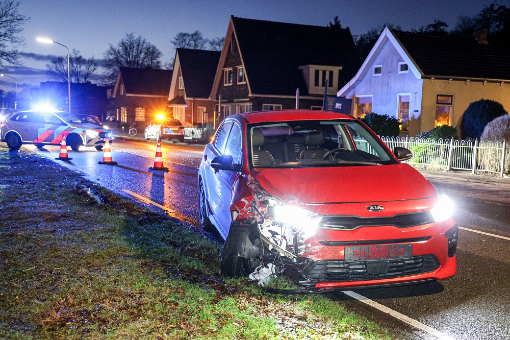 Veel schade na botsing tussen auto en bestelbus