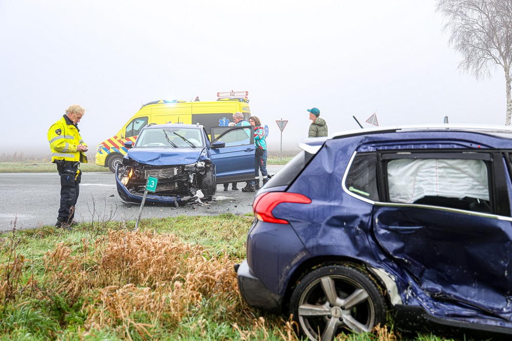 Auto’s komen op kruising in botsing, mist mogelijk oorzaak