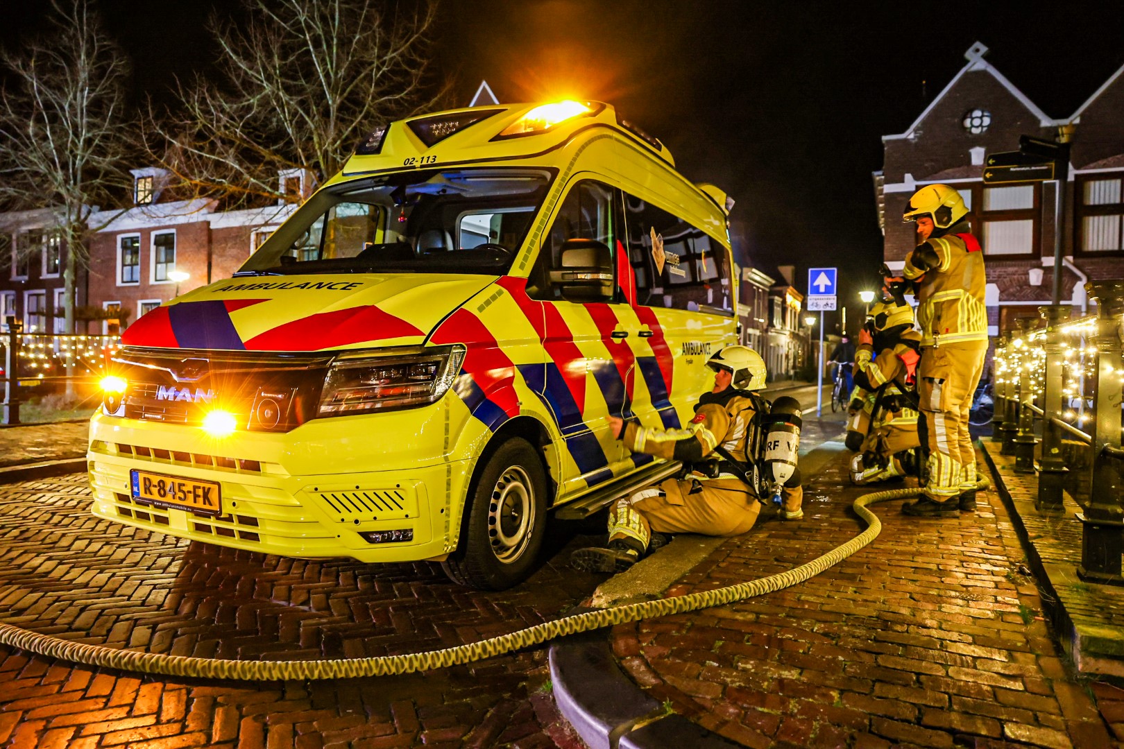 Ambulance vat vlam tijdens medische melding: brandweer blust brand