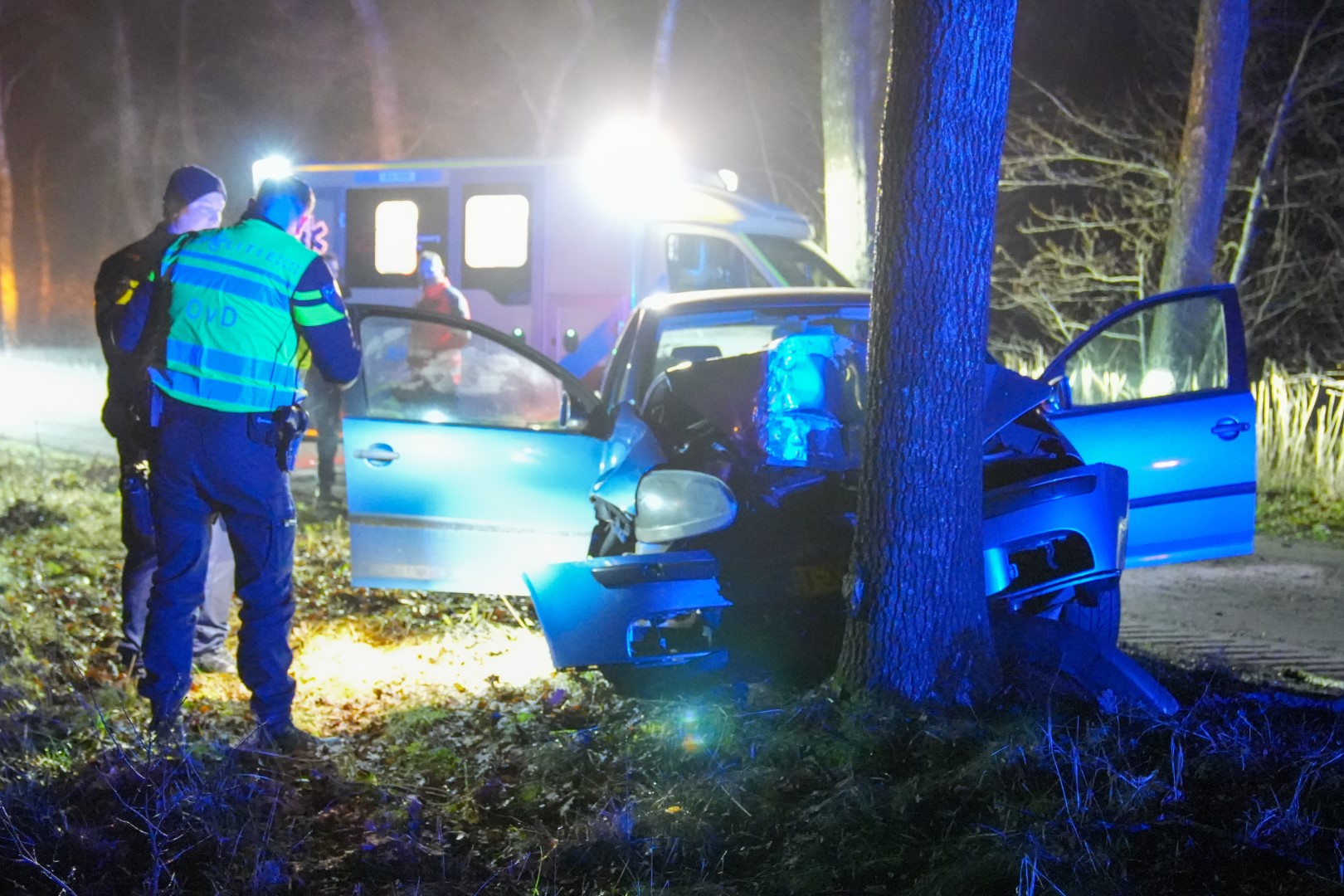 Gewonden bij ernstig ongeval, frontale botsing tegen boom