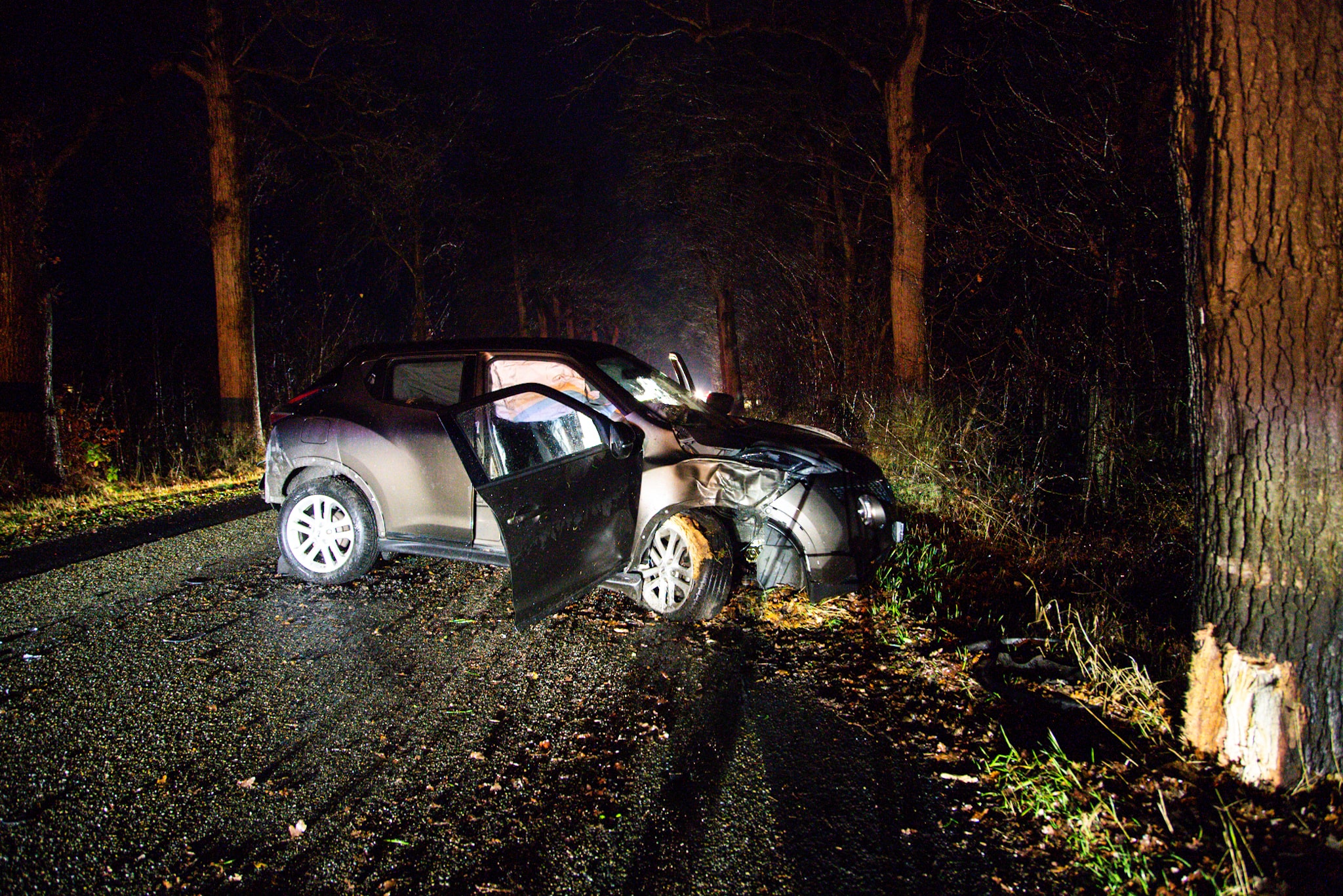 Auto’s komen met elkaar in botsing, weg tijdelijk dicht