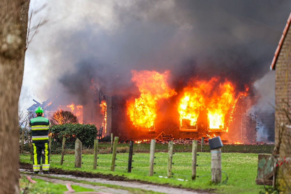 UPDATE: Vrijstaande woning verwoest tijdens grote uitslaande brand