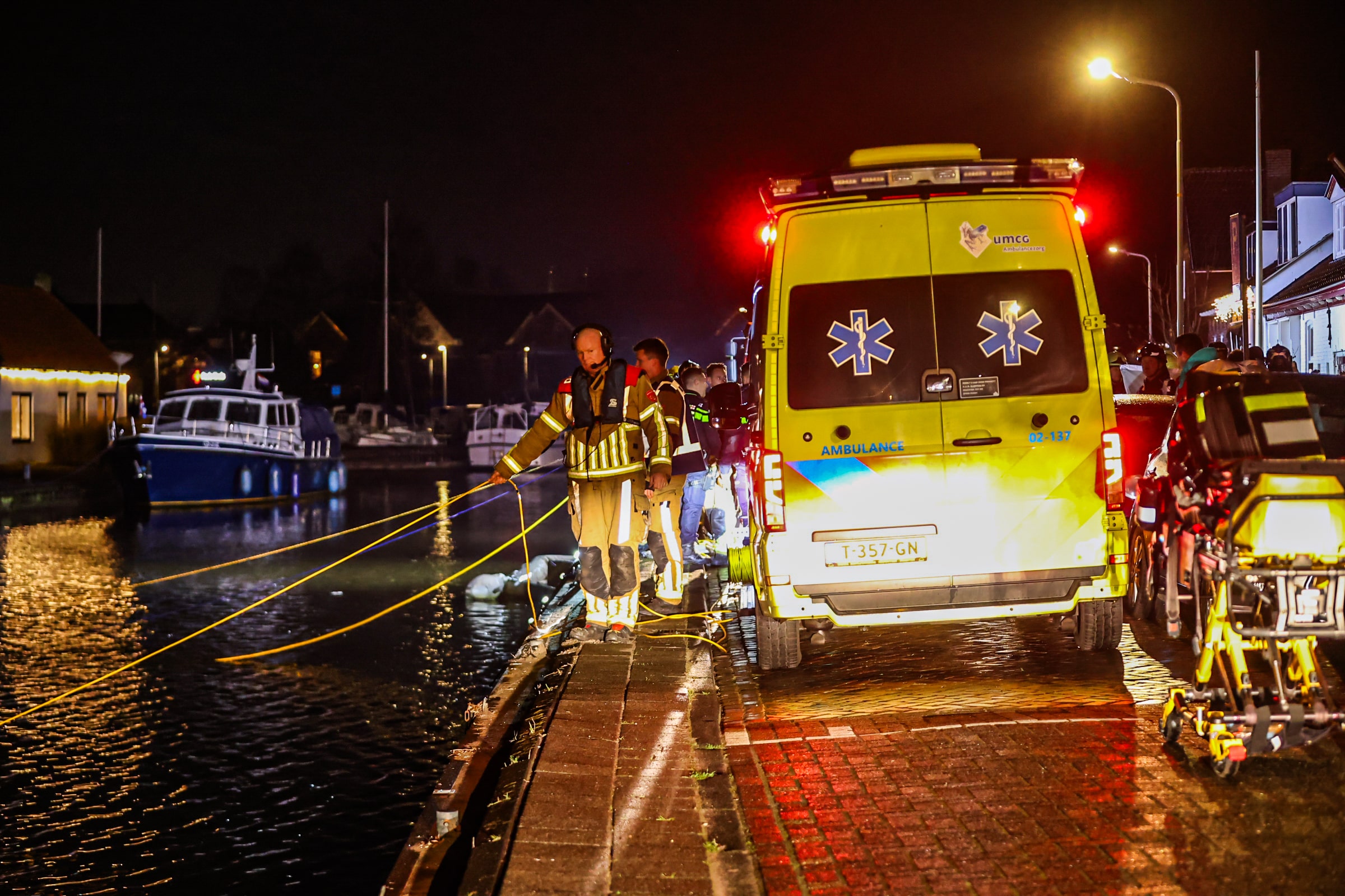 Persoon gereanimeerd nadat auto te water raakt