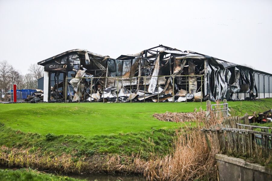 UPDATE: Zeer grote brand legt mechanisatiebedrijf in de as