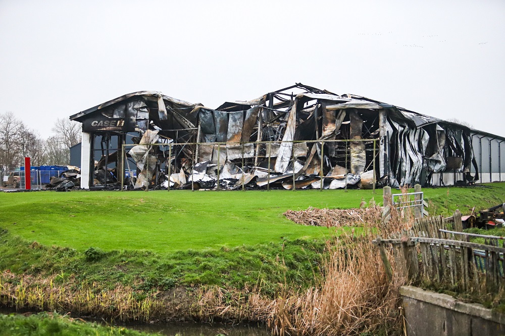 UPDATE: Zeer grote brand legt mechanisatiebedrijf in de as