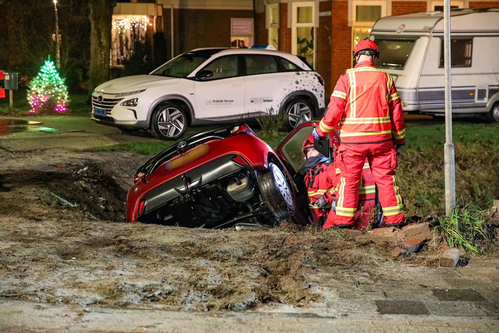 Auto belandt in sloot, brandweer bevrijdt inzittenden