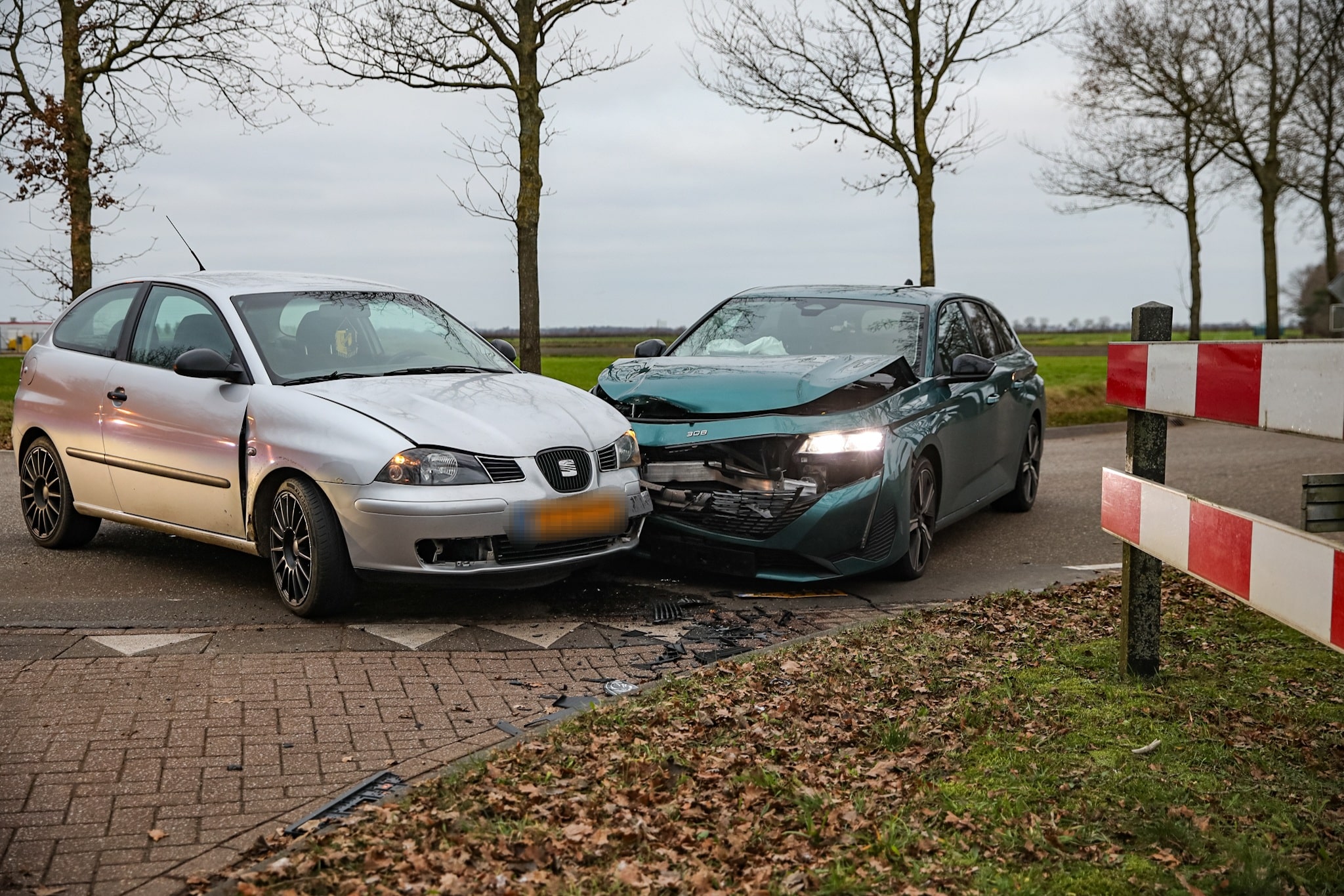 Flinke schade na botsing tussen twee auto’s