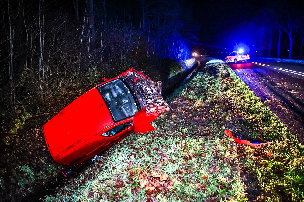 Veel schade nadat auto in sloot belandt