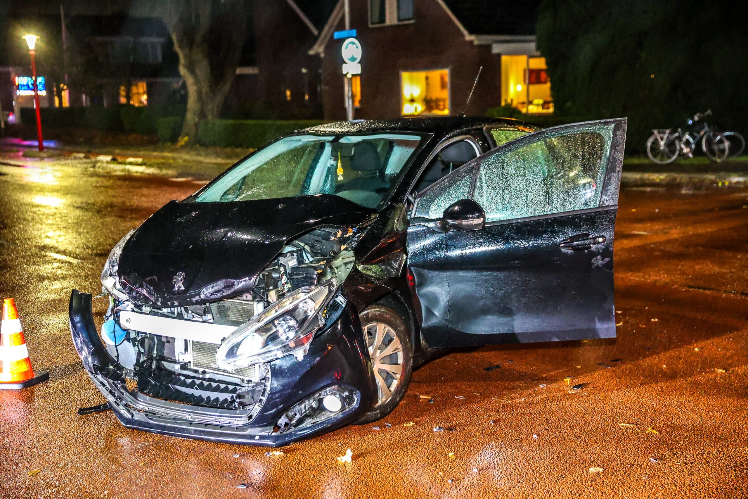 Veel schade na botsing op kruising