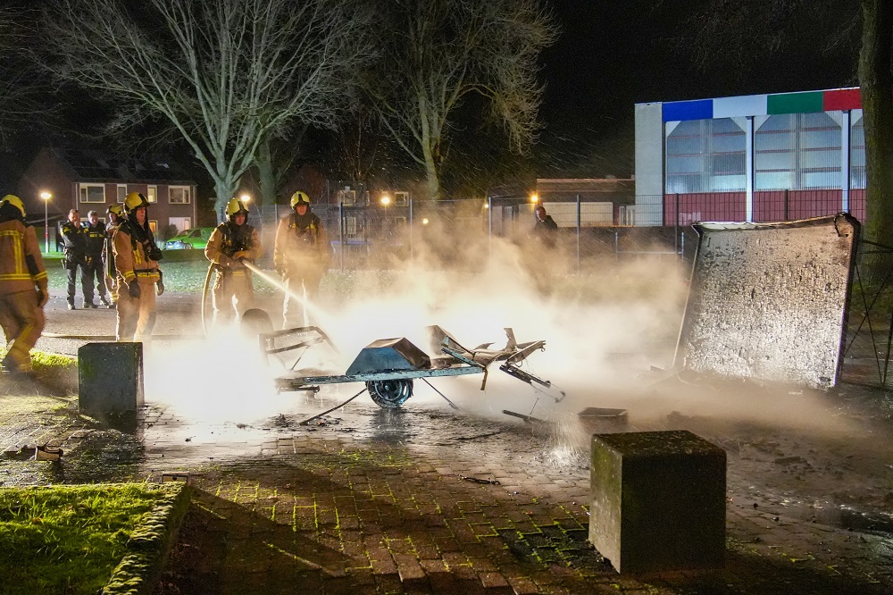 Aanhanger door brand verwoest, politie onderzoekt oorzaak