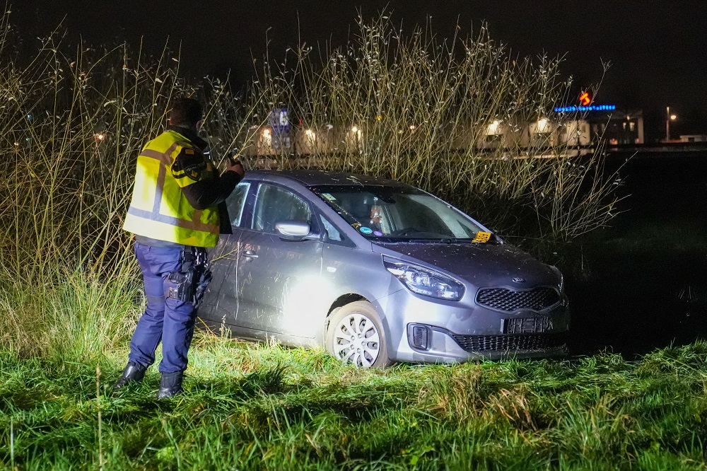 Auto raakt van de weg en komt tot stilstand in bosjes