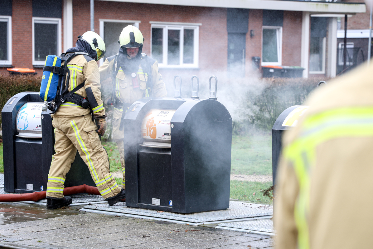 Ondergrondse container vliegt in brand