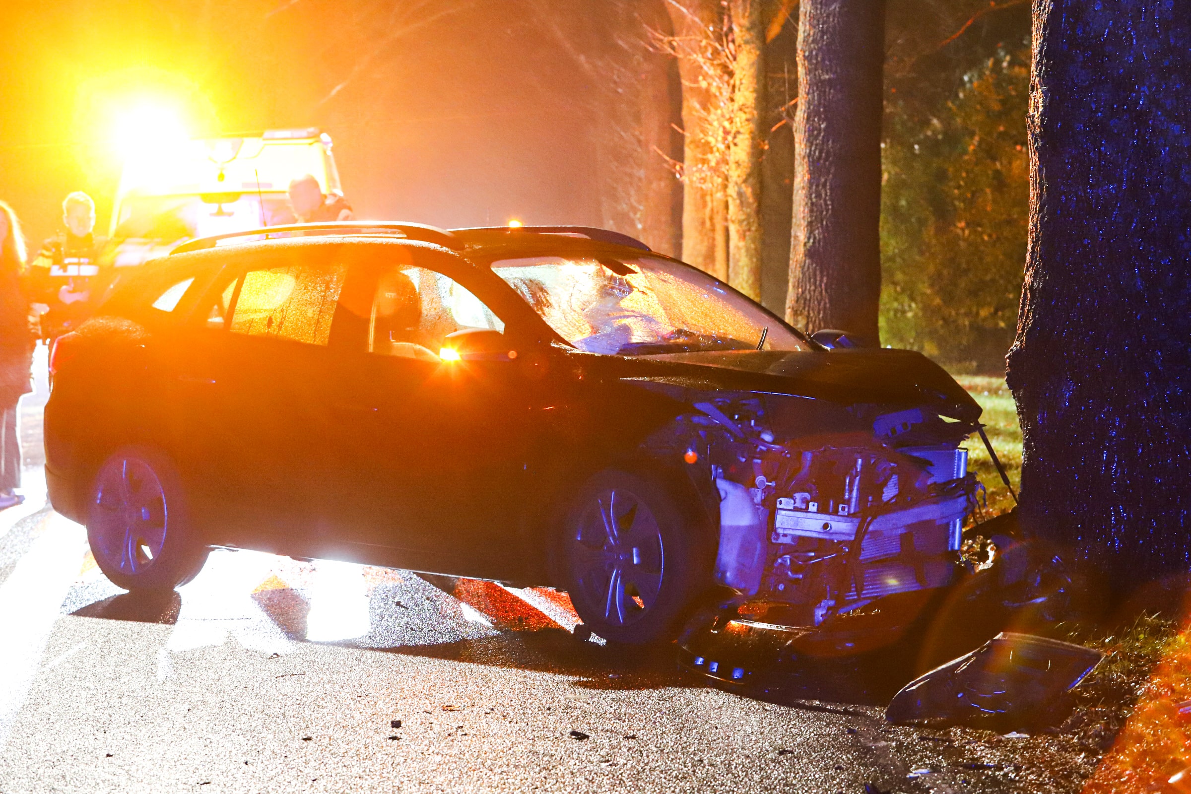 Auto crasht tegen boom