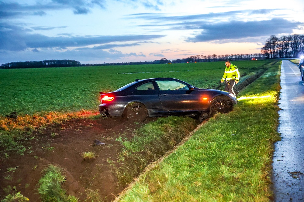 Twee gewonden doordat auto in greppel belandt