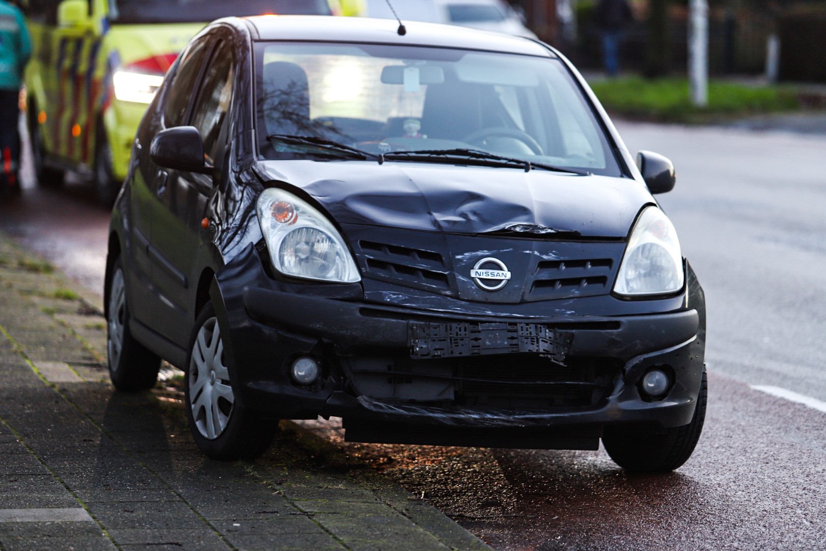 Automobilist en scooterrijder in botsing op kruising