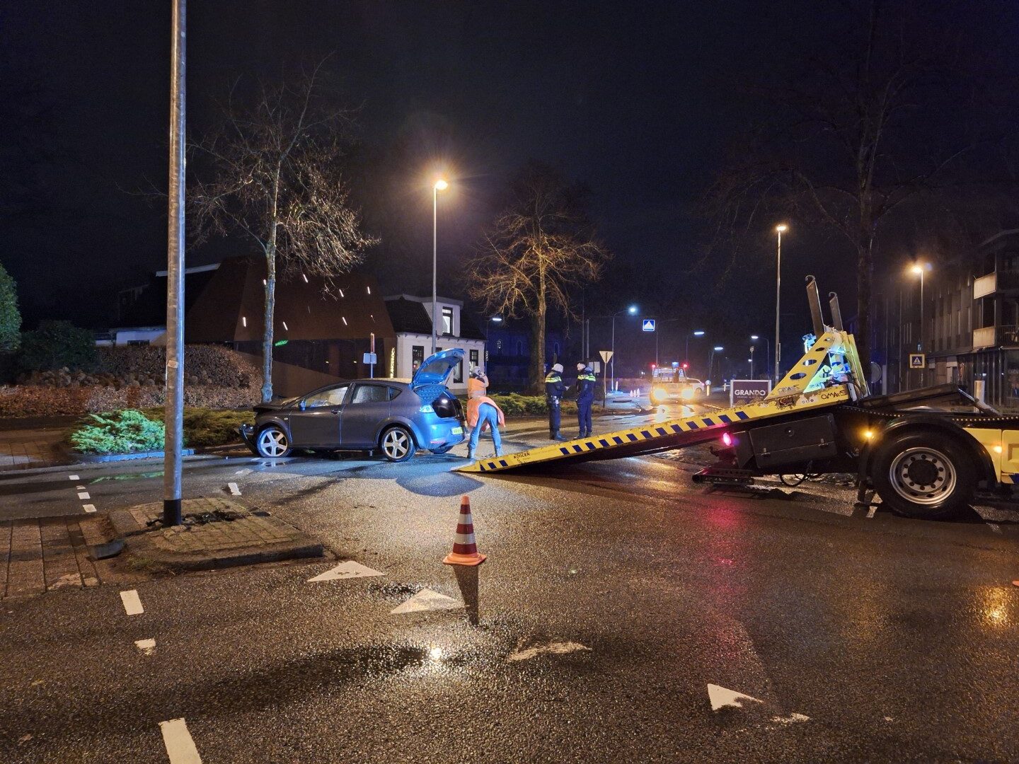 Lantaarnpaal uit zijn voegen gereden, bestuurders gevlucht