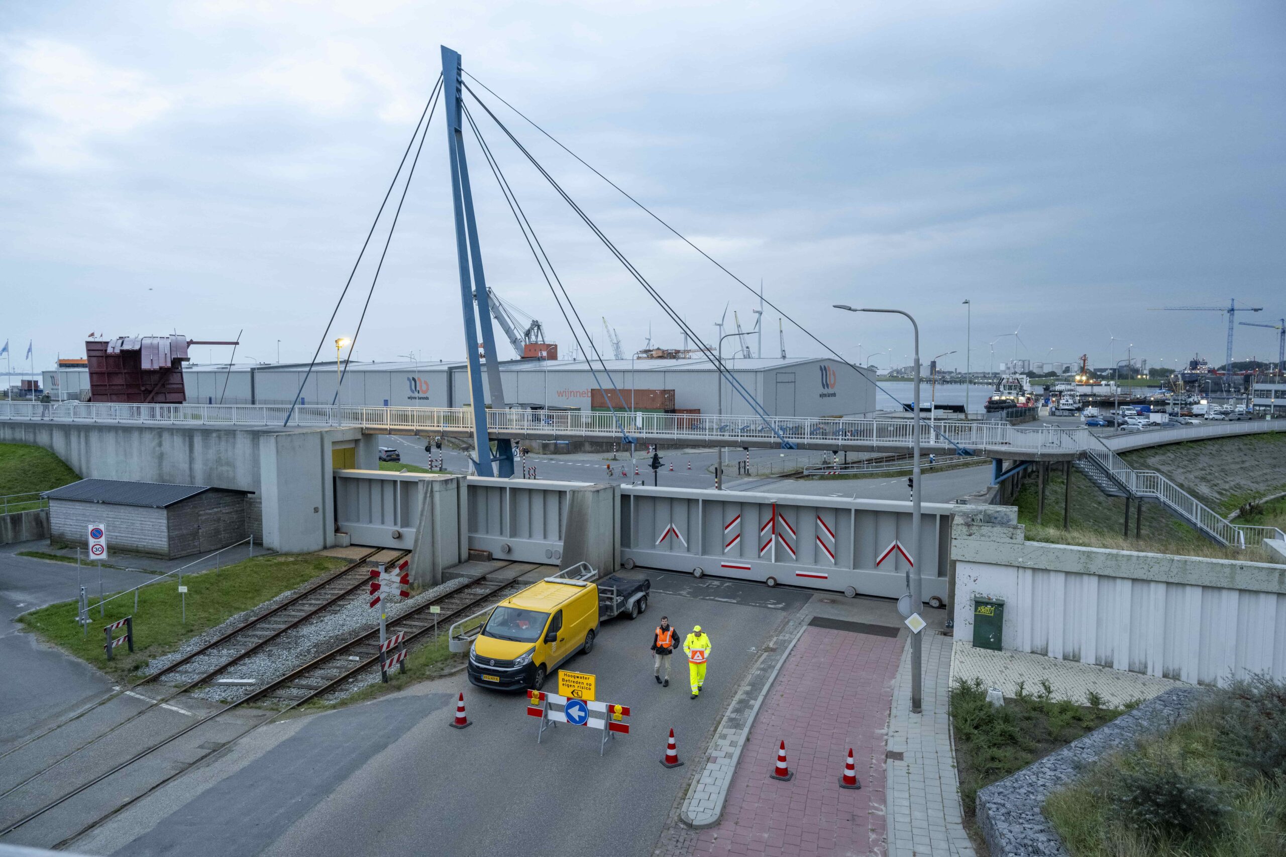 Waterschappen sluiten Dijkdoorgangen coupures in Delfzijl vanwege hoogwater