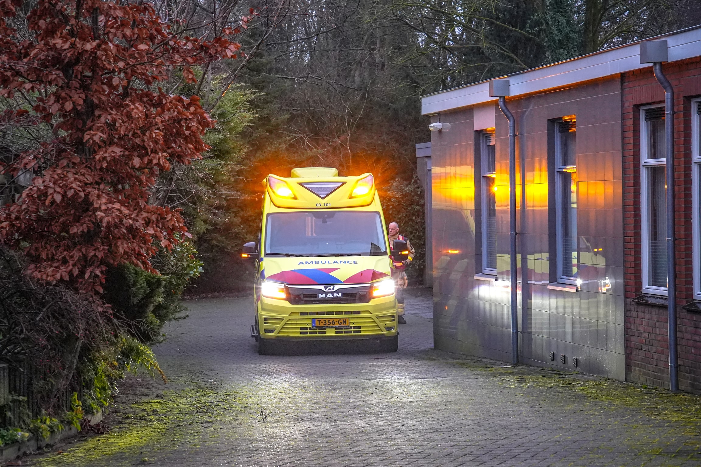 Persoon bekneld in woning