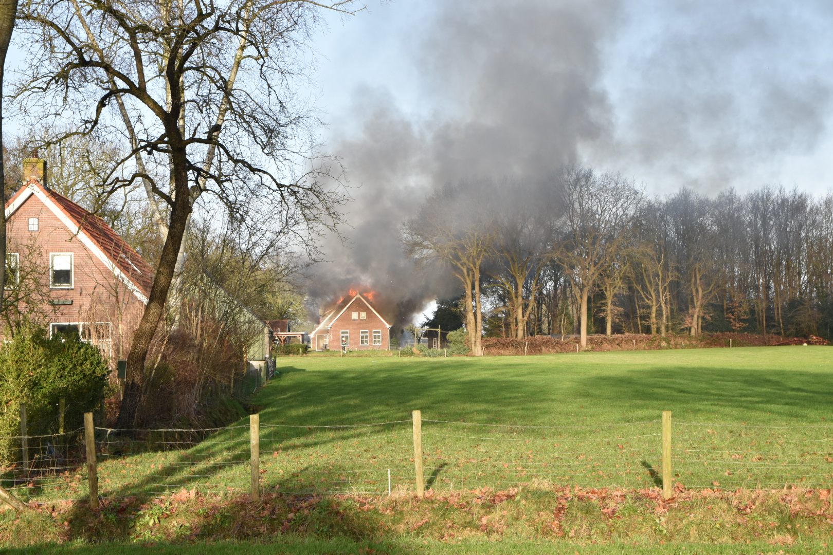 Grote uitslaande brand in woning