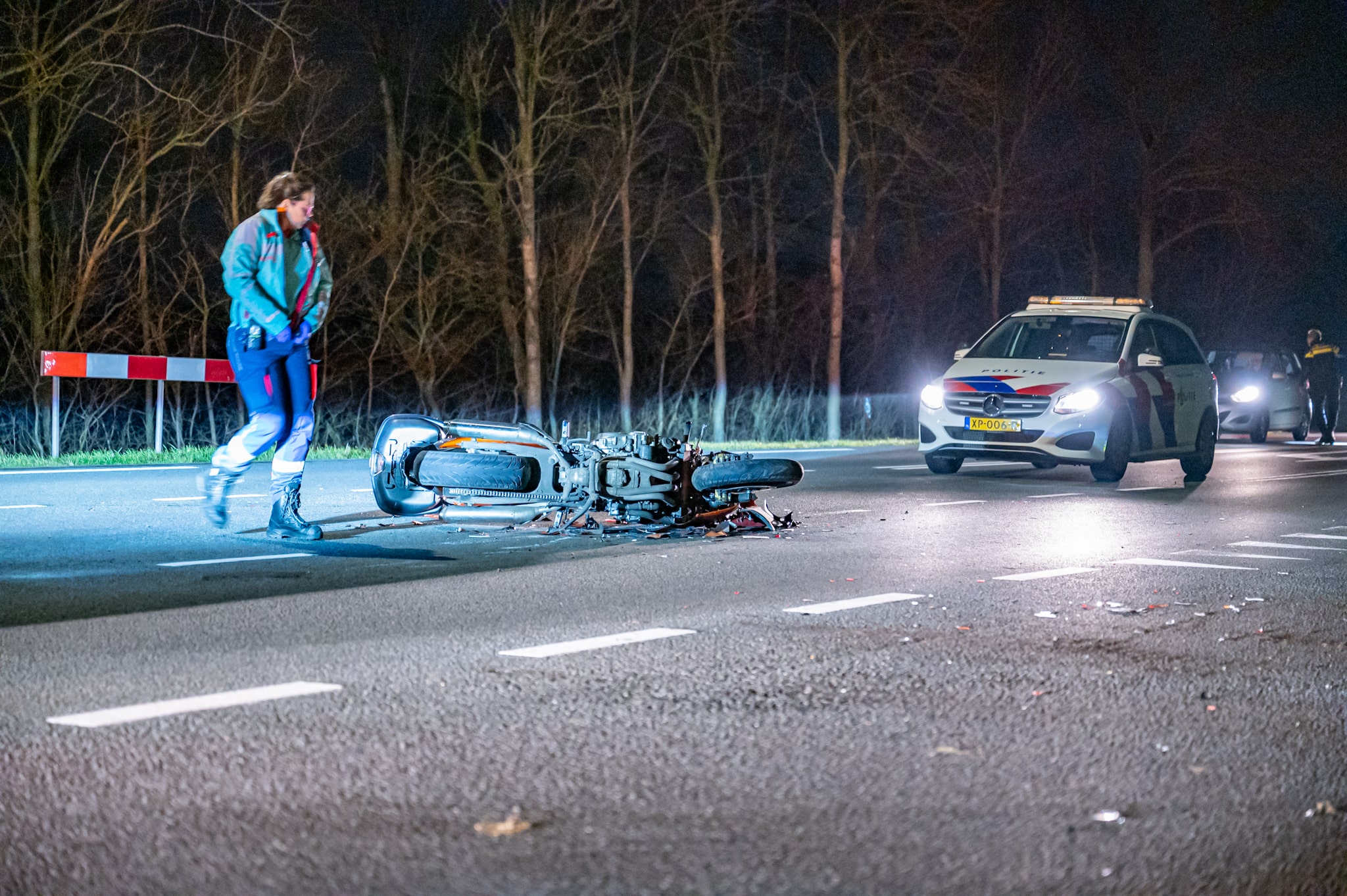 Flinke schade nadat motorrijder tegen auto botst