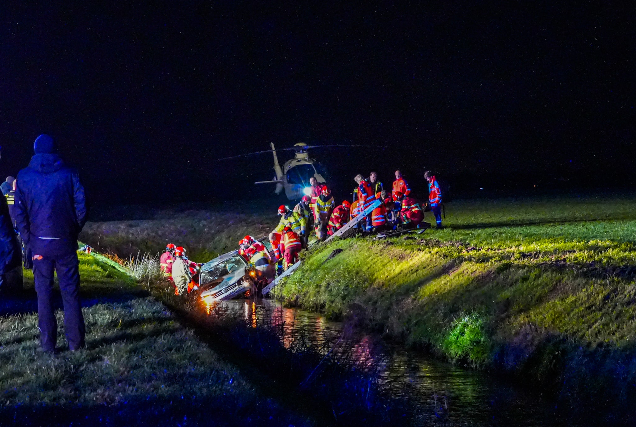 Automobilist raakt ernstig gewond na crash in sloot