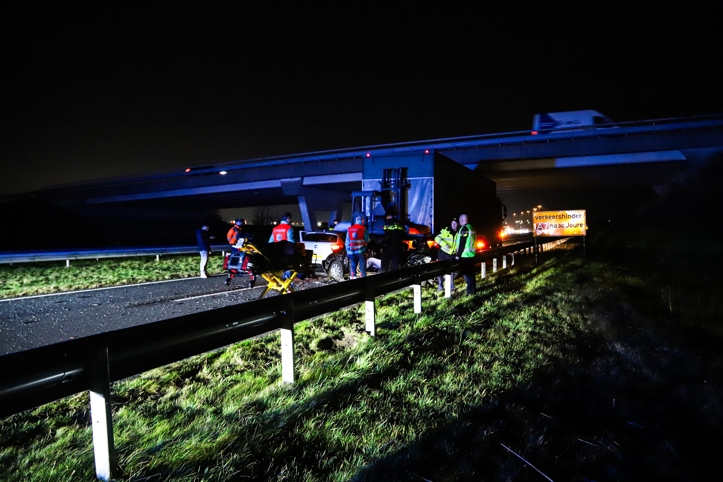 Meerdere voertuigen in botsing, weg afgesloten