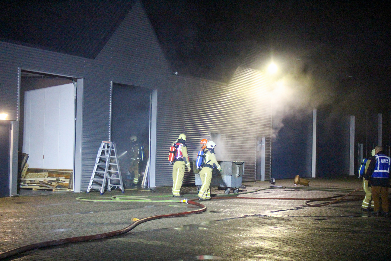 Container vliegt in brand in bedrijfspand