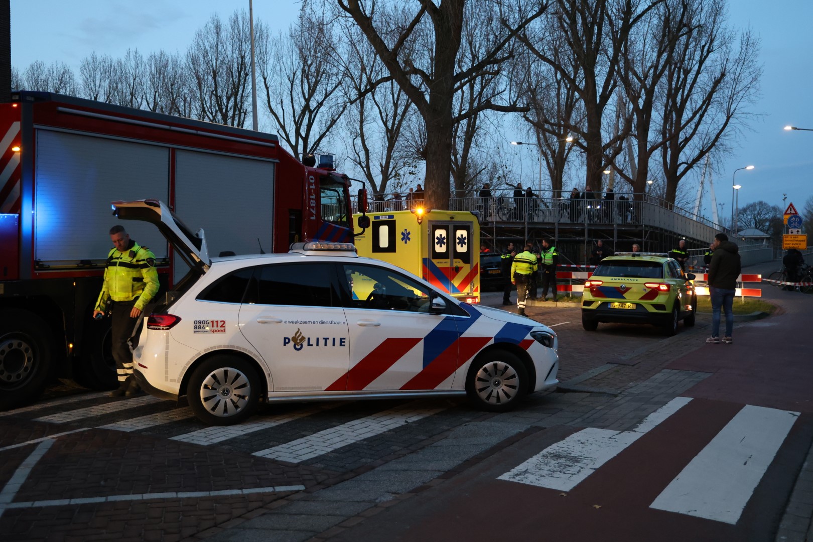 Auto botst tegen boom en vliegt in brand, bestuurder gereanimeerd