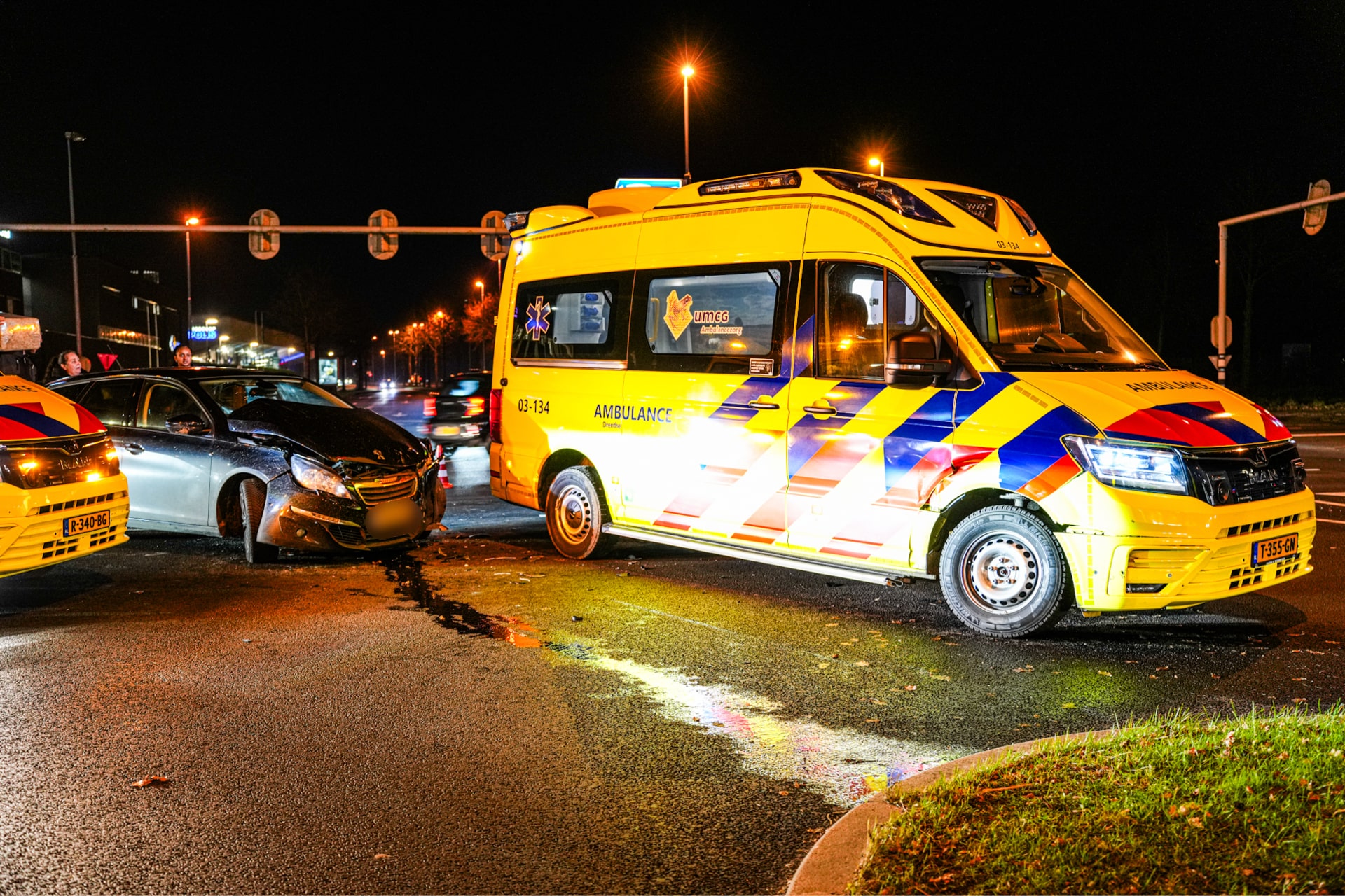 Automobilist botst tegen ambulance met spoedrit